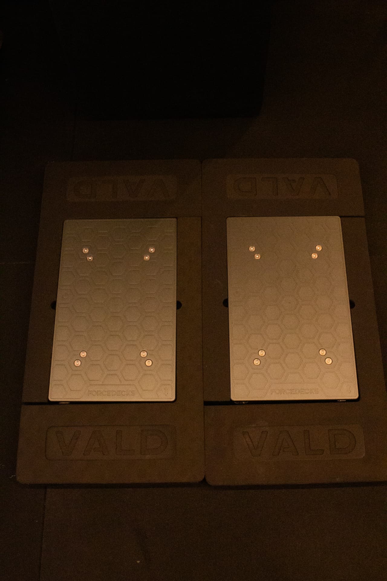 Plataformas de força ForceDecks VALD para análise de salto